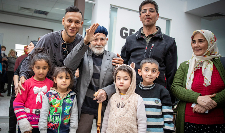 Josef de Souza Mersin'de depremzedelere moral verdi