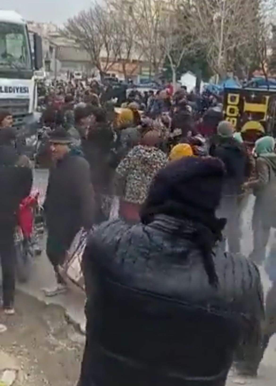 Gaziantep'te Suriyeliler yardım malzemeleri için birbirini ezdi!