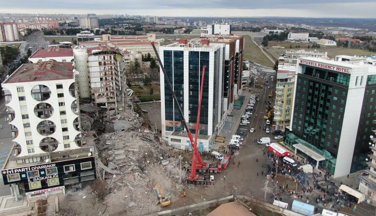 Yakalama kararı olan 2 müteahhit, kendi yaptıkları binanın enkazı altında kalarak öldü