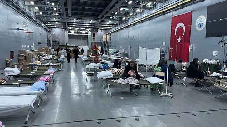 TCG Bayraktar gemisi, deprem bölgesinde hastaneye dönüştürüldü