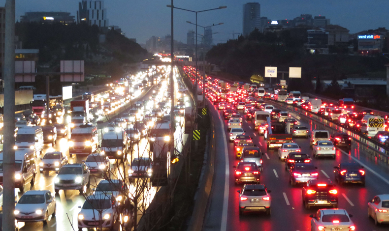 Okullar açıldı, İstanbul'da trafik kilitlendi