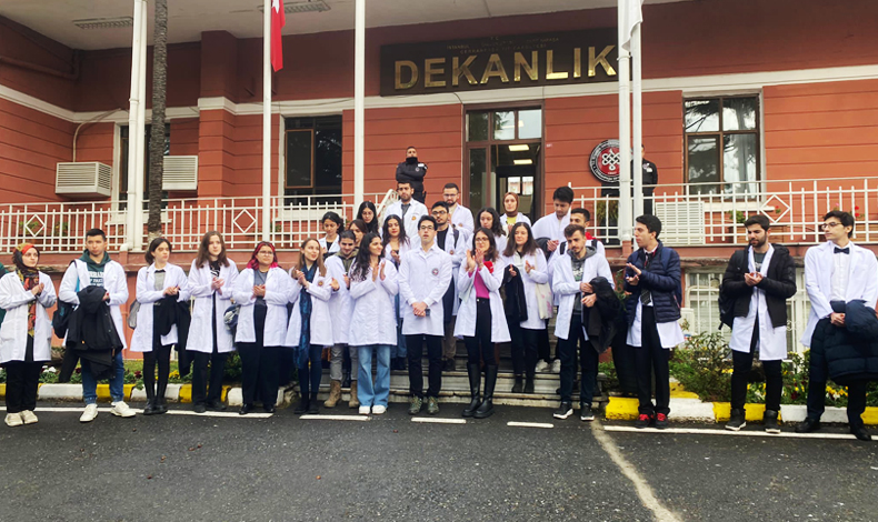 Cerrahpaşa'da 'uzaktan eğitim' protestosu