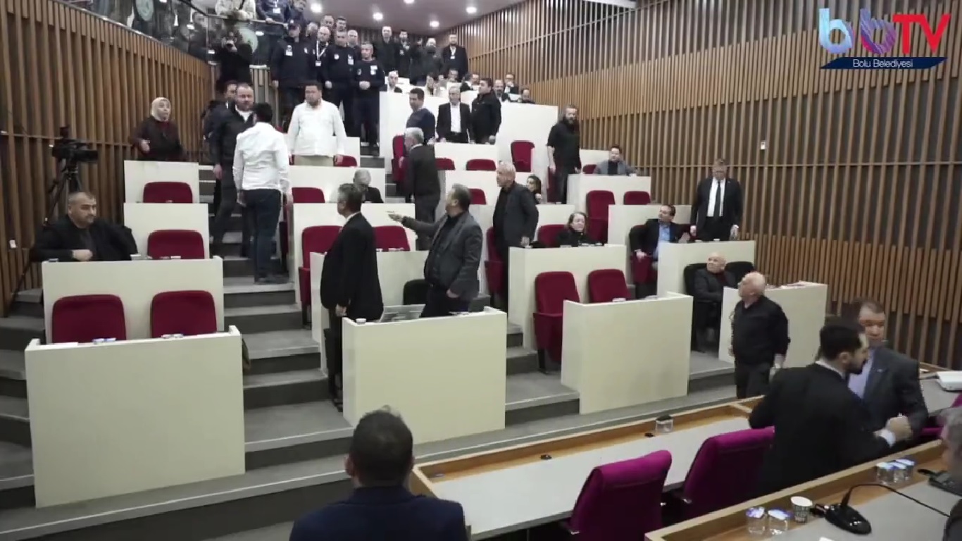Depremzedelere yardım kredisi görüşülürken AKP'li meclis üyesi Tanju Özcan'a saldırdı