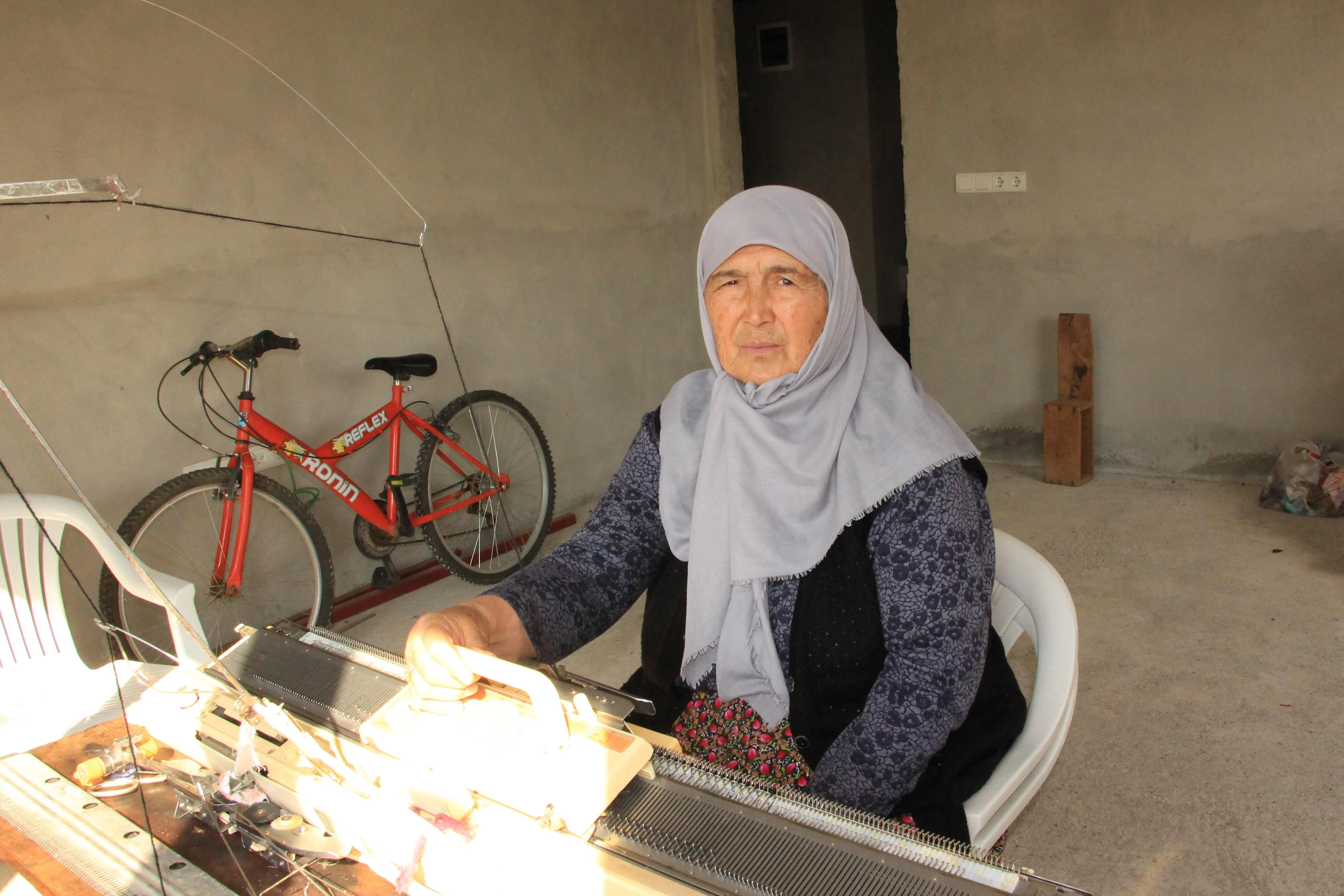 71 yaşında depremzedeler için makinesinin başına geçti!