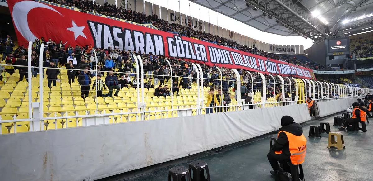 Depremdeki ihmallerin ardından F.Bahçe taraftarı: "Hükümet istifa" sloganları attı