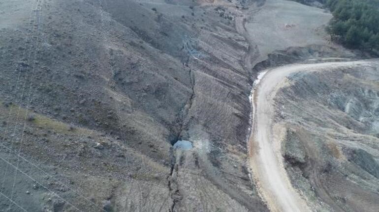 Adıyaman’da metrelerce uzayan fay kırığı havadan görüntülendi