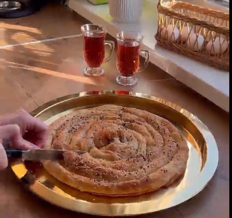 El açması çıtır çıtır bir börek tarifi!
