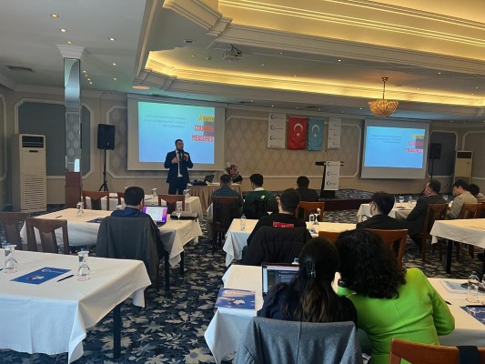 İstanbul’da Uygur geçlerine yönelik aktivizm eğitimi semineri gerçekleşti