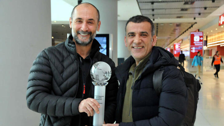 Bilardo'da dünya şampiyonluğunu kazanan milli sporcularımız ülkemize döndü