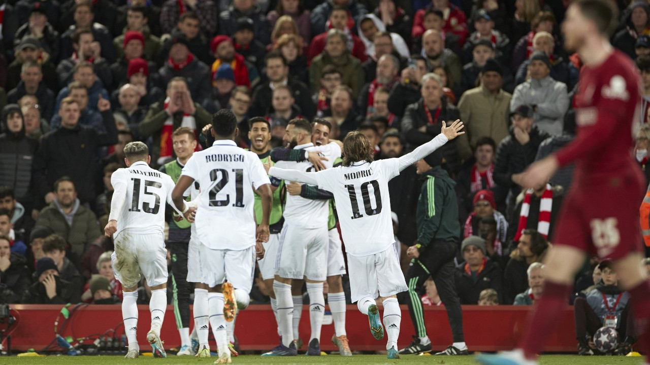 Real Madrid ve Napoli kazanarak turladı