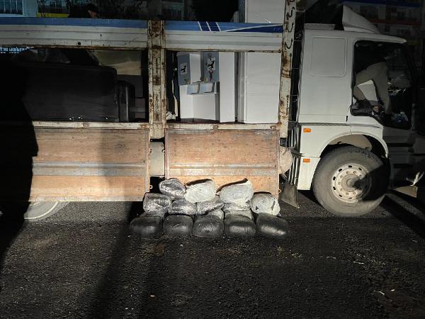Ev eşyası yüklü kamyonda, buzdolaplarının içinden 81 kilo uyuşturucu çıktı