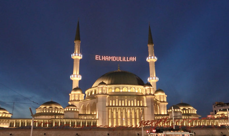 Camilerde Ramazan'ın simgesi yanmaya başladı