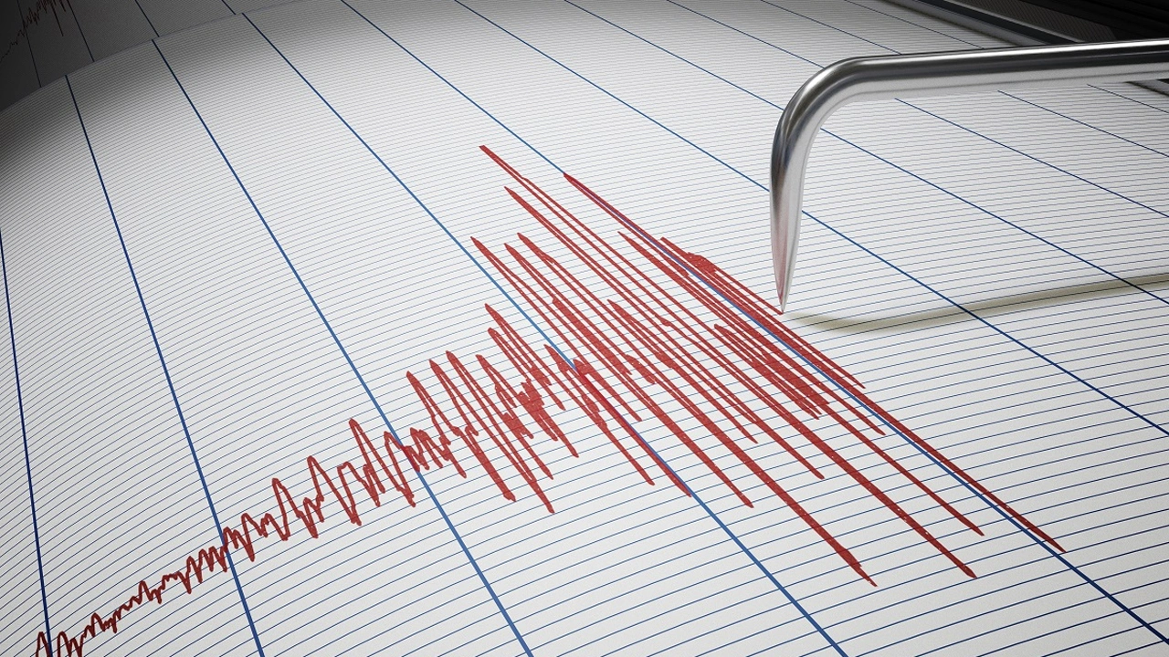 İzmir'de deprem! Çevre illerde de hissedildi