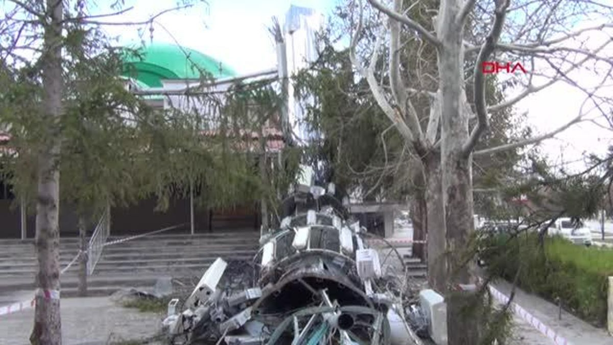 Erzincan'da şiddetli fırtına cami minaresini devirdi