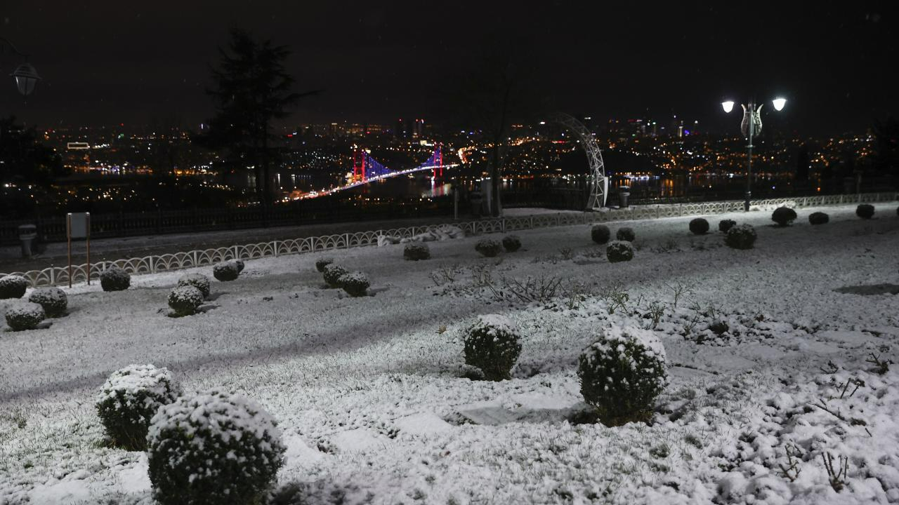 İstanbul'un yüksek kesimlerine kar yağdı