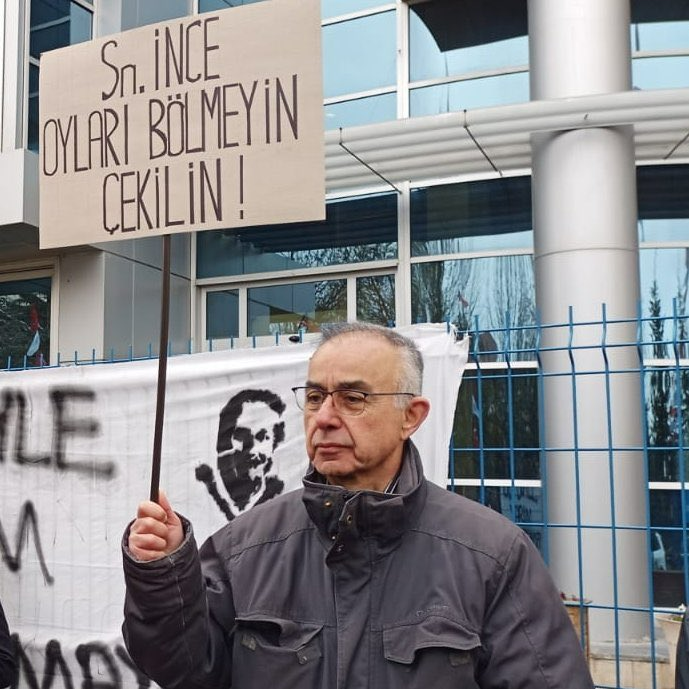 Memleket Partisi önünde bir vatandaş