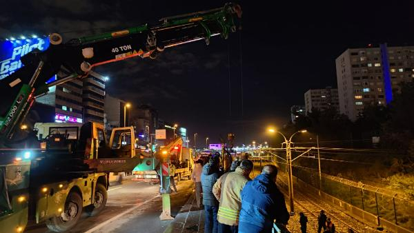 Bakırköy'de otomobil metro hattına uçtu: 2 yaralı
