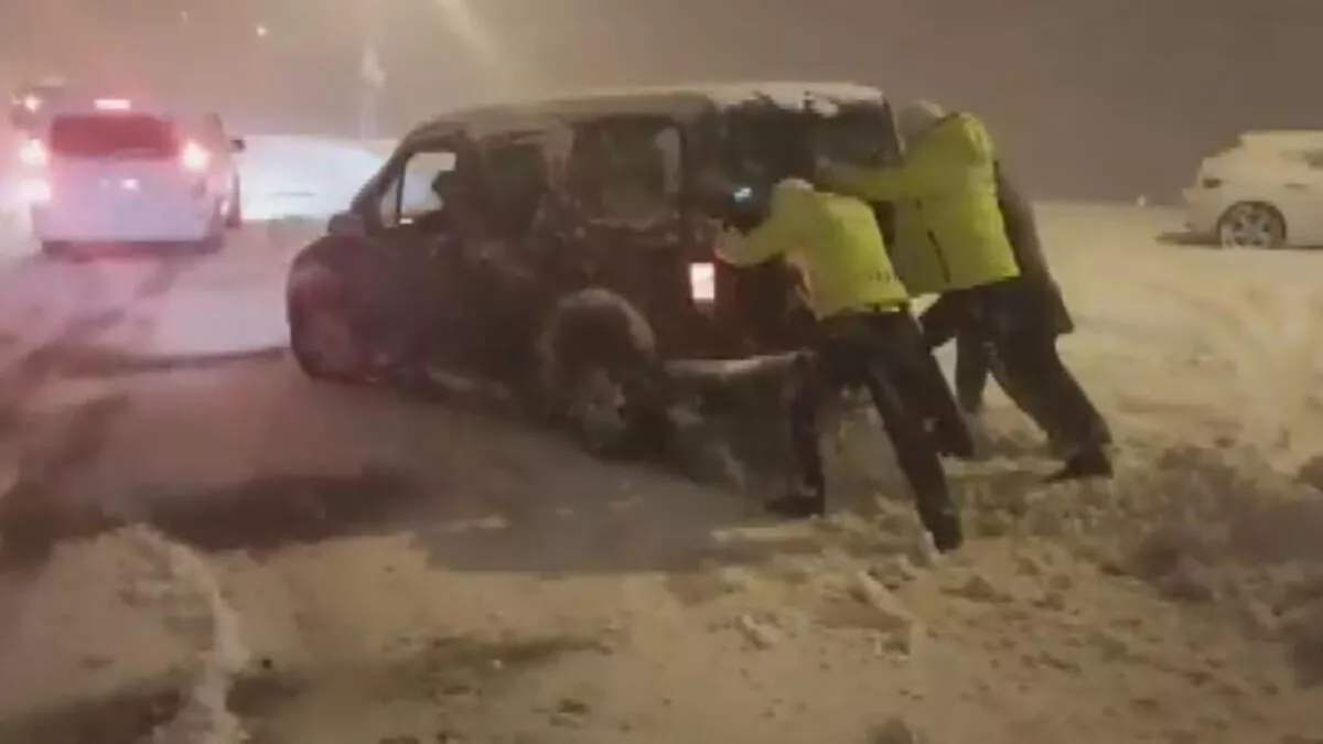 Van 'da kar yolları kapattı
