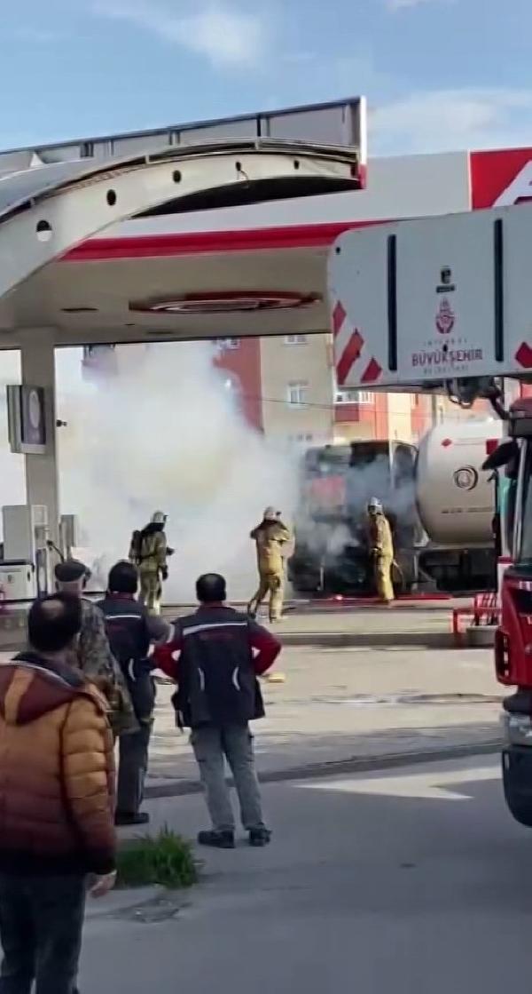 Sultanbeyli'de akaryakıt istasyonunda tankerde yangın 