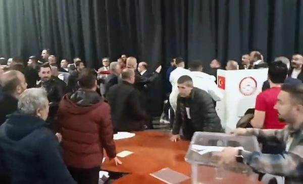 İYİ Parti'nin Ankara Temayül Yoklamasında yumruklar konuştu