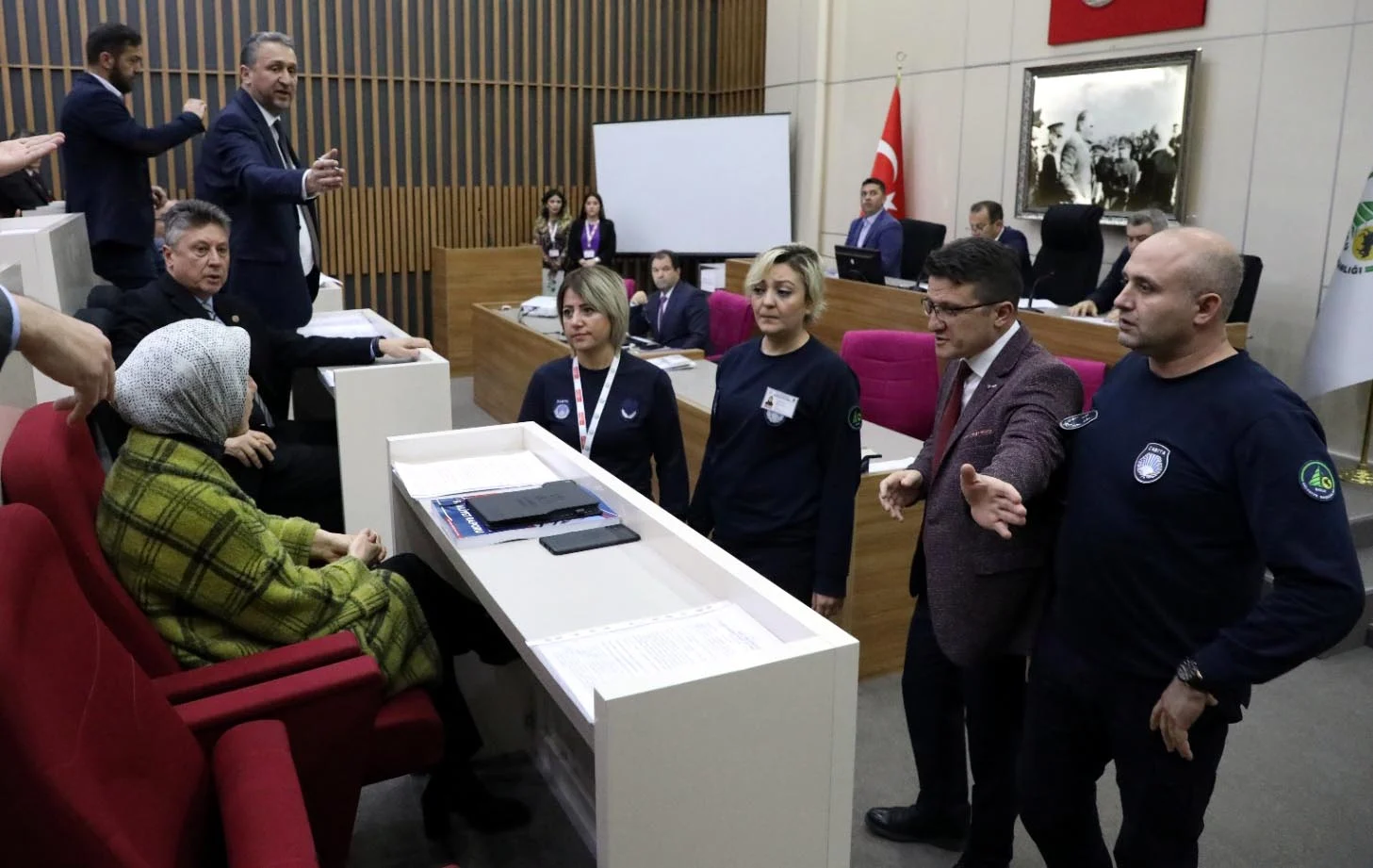 Tanju Özcan, meclis üyesini dışarı çıkarttı