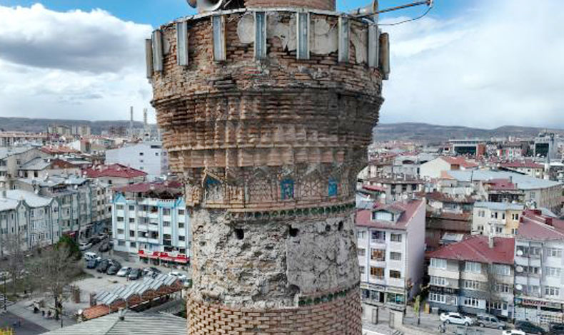 Ulu Cami'nin ünlü eğri minaresinde restorasyon