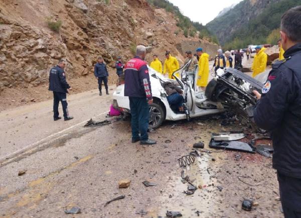 Üzerine kaya düşen otomobildeki 4 öğretmen öldü