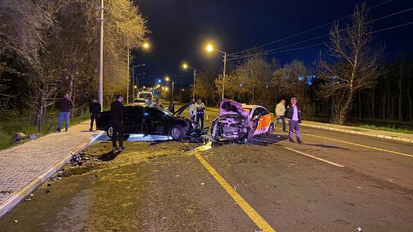 Diyarbakır'da taksi ile otomobil çarpıştı: 4 yaralı