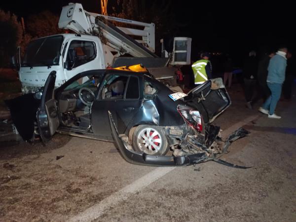 Otomobile çarpmamak için manevra yaptı, karşı şeritteki vince çarptı: 2 ölü