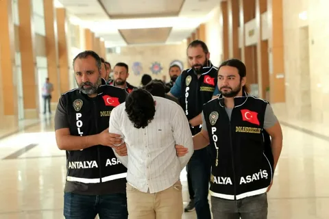 Kendini polis ve savcı  olarak tanıtan dolandırıcılar yakalandı