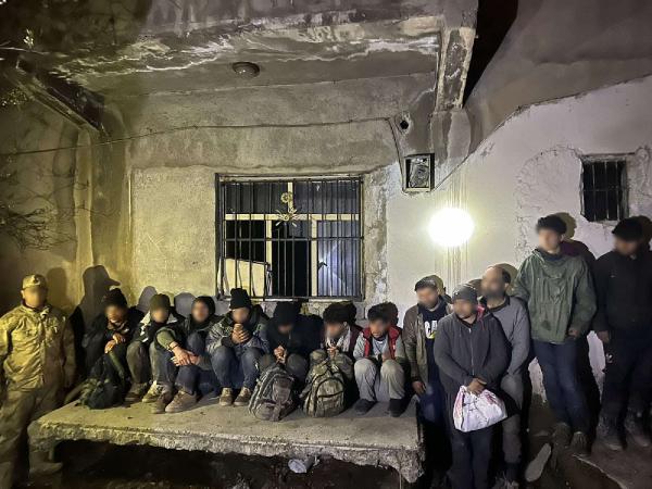 Van'da 13 kaçak göçmen yakalandı, 2 organizatör tutuklandı