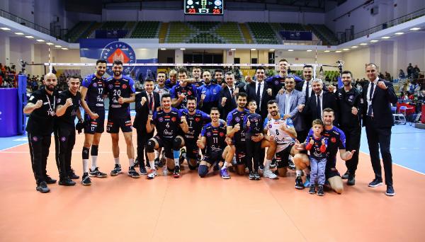 Erkekler AXA Sigorta Kupa Voley’de ilk finalist Halkbank