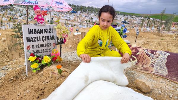Depremde ölen çocuklar bayramda unutulmadı