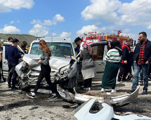 Trafik canavarı dur durak dinlemiyor: 13 yaralı