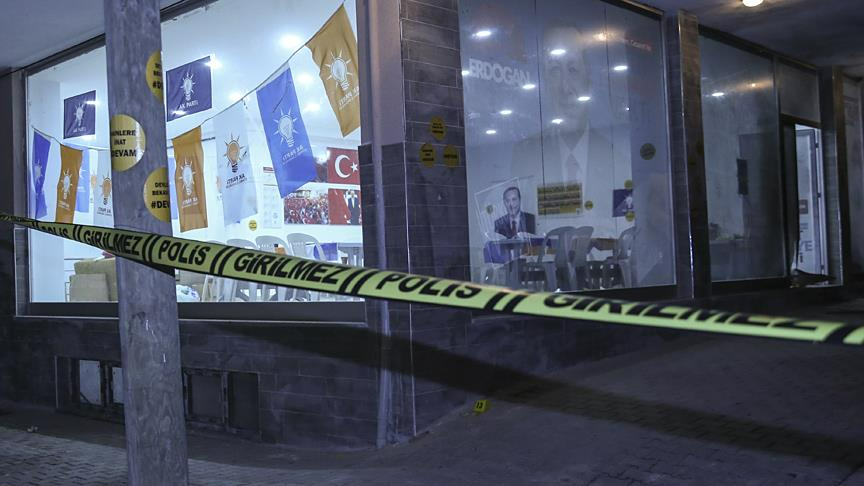 AK Parti seçim bürosunun önünde silah sesleri