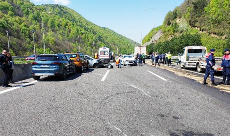 Trafik kazası Bolu yolunu trafiğe kapattı