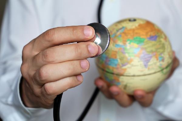 Türk saç ekimi kliniğinden Polonya'ya çıkarma