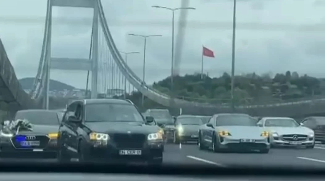Köprüde çakarlı meşaleli düğün konvoyuna tepki