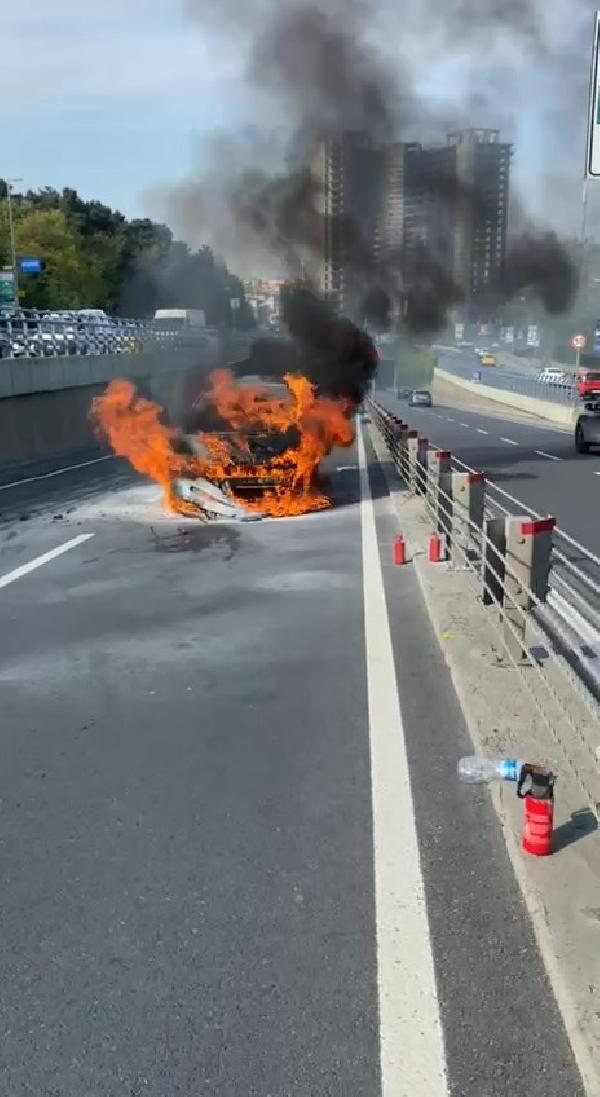Seyir halindeki otomobil alev alev yandı