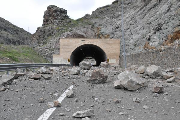 Heyelan kara yolunu kapattı
