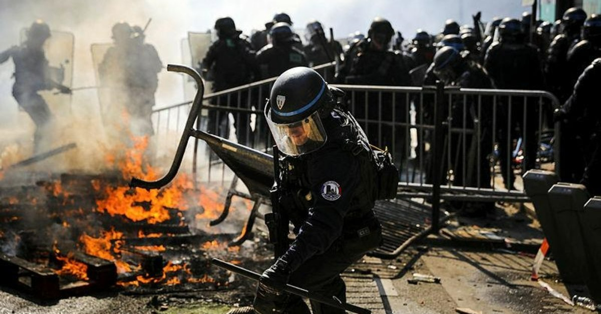 Paris'te olaylı 1 Mayıs! 54 gözaltı,8 polis yaralı
