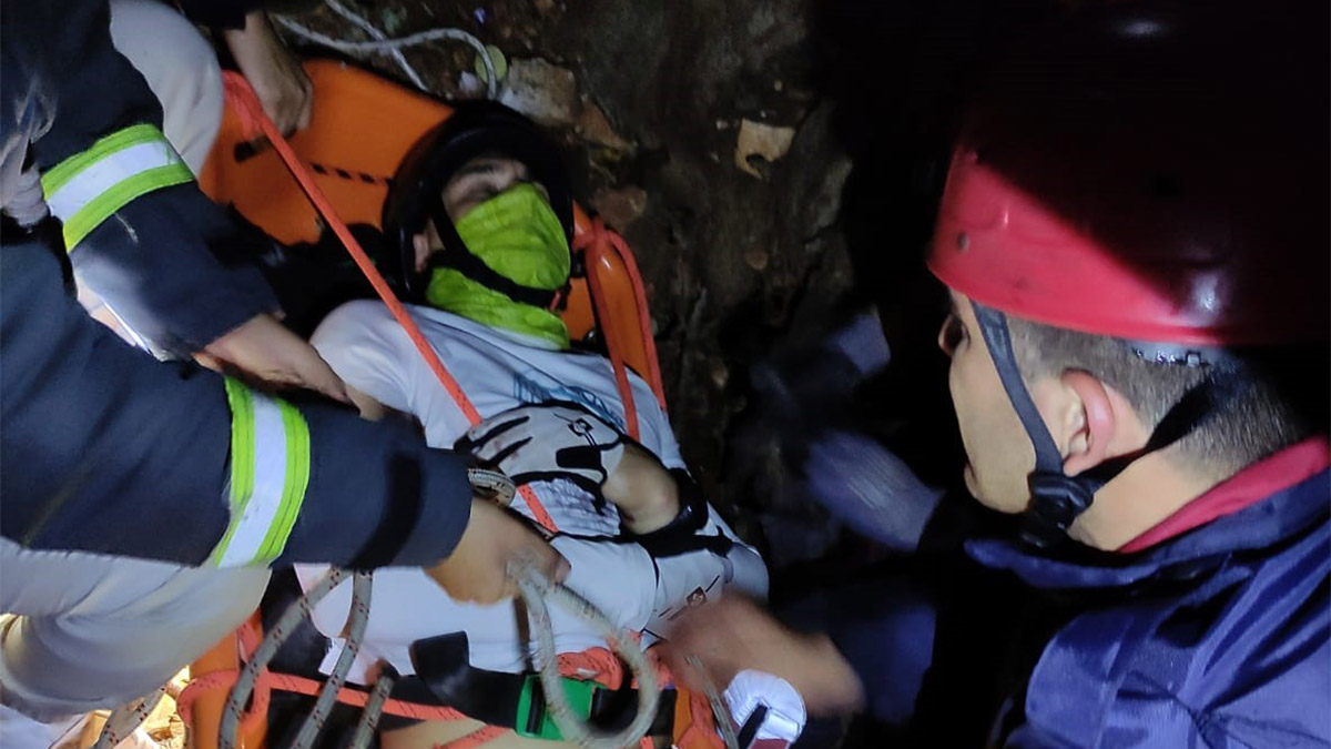 Yamaç paraşütü yapan Rus turist kayalıklara çakıldı