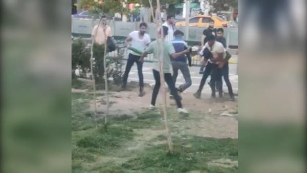 Parktaki 2 çocuğu dövüp, bıçakladıkları yetmedi!