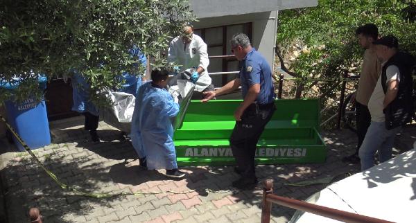 Cansız bedeni elbise dolabından çıktı