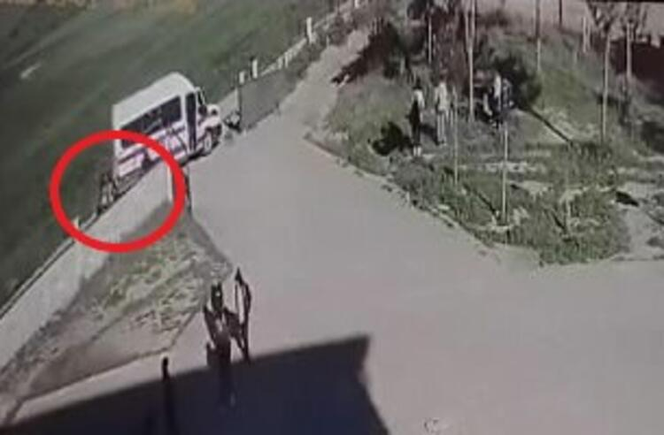 Okul servis minibüsünün altında kalıp, öldü; kaza kamerada
