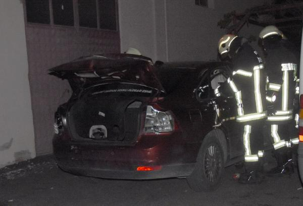 Otomobilde soludukları çakmak gazı patladı: 3 yaralı
