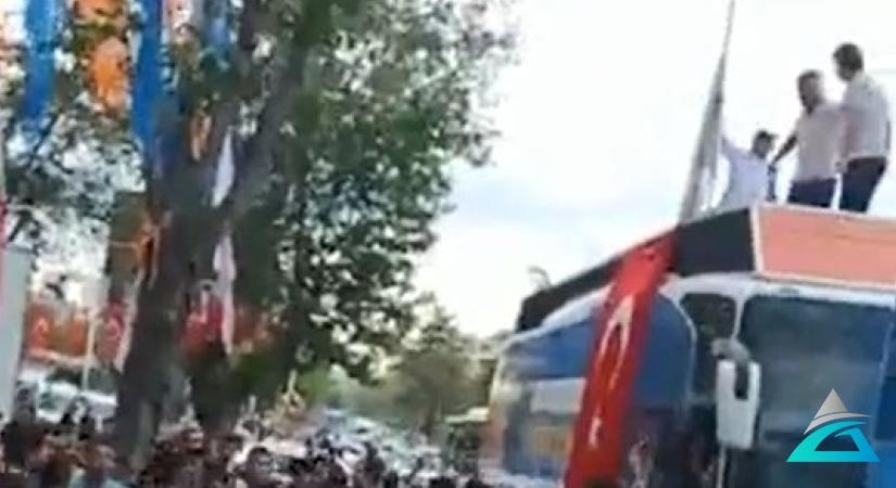 Gaziantep’te AK Parti ile CHP’li grup arasında kavga çıktı. Yaralılar var