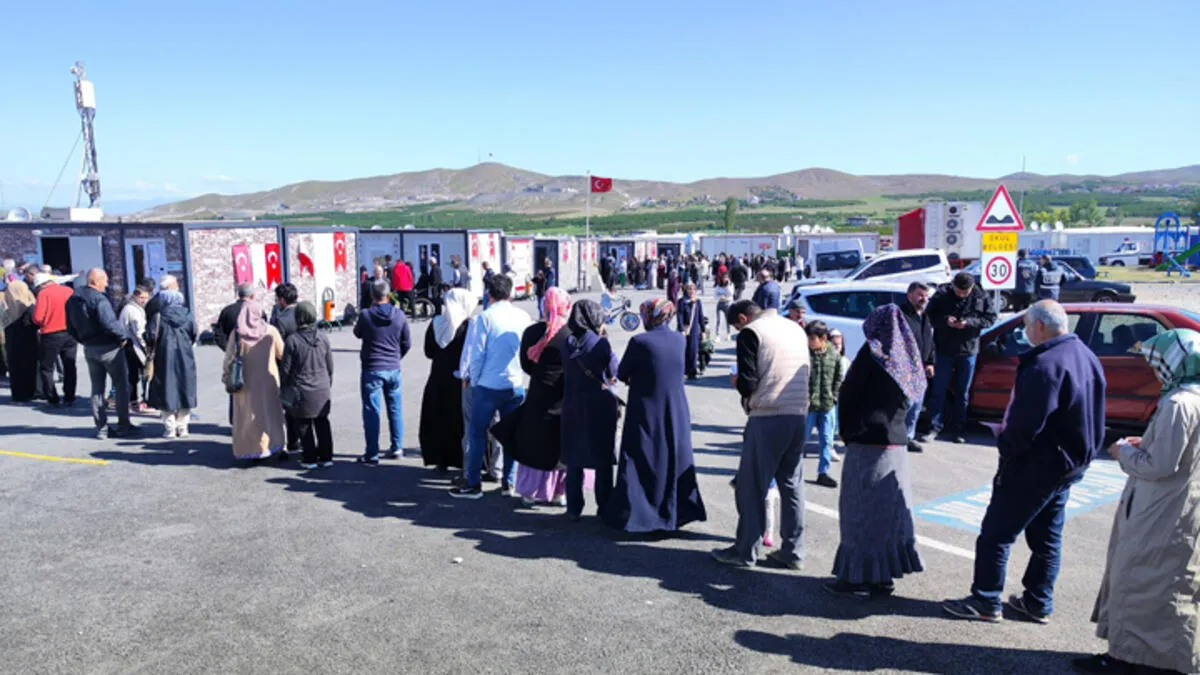 Depremzedeler Oy Kullanmak İçin Şehirlerine Geldi