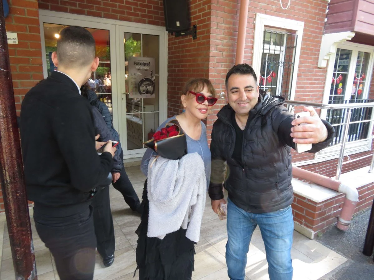 Ünlüler sandık başına akın etti
