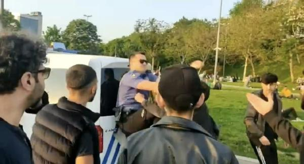 Kadıköy'de Sesli Müzik Dinleyen Grupla Polis Arasında Arbede Çıktı